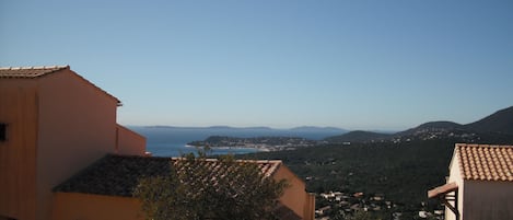 picine du domaine (L:20 m, l: 12 m, ) avec vue sur mer et le port de Cavalaire