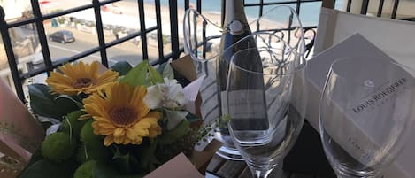 Attimi di relax guardando il mare dalla terrazza in attesa di un romantico aper