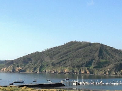 BLICK AUF DAS MEER UND IN DER ERSTEN STRANDLINIE