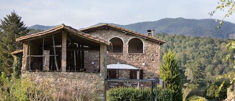 Typical Catalan stonehouse in the open country side with wonderful views 
