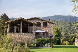 Typical Catalan stonehouse in the open country side with wonderful views 