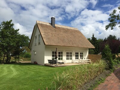 Exkl. Ferienhaus mit Kamin, Sauna, großer Terrasse, Garten, WLAN, Strandkorb