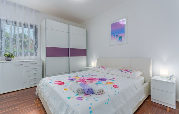 Cozy bedroom with double bed. Available air conditioning.