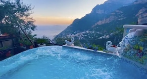 Grand Jacuzzi with spectacular view.