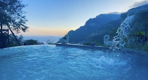 Grand Jacuzzi with spectacular view.