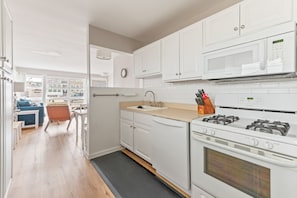 2nd view of the kitchen.