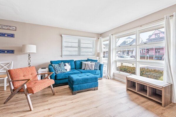 Beautiful entry living room with kids/book corner, 42" HDTV, and tons of light!