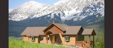 snow top Bridger Mountain view at Bridger Vista Lodge