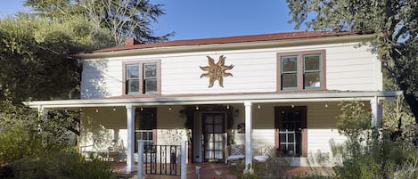 Casa la Paloma - historic home near Sonoma's main plaza