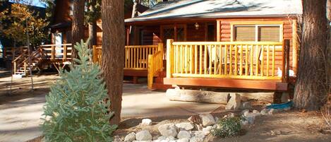 Cozy Log cabin under the Jeffrey Pines