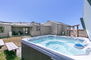 7 person hot tub with powerful jets for a relaxing time watching the milky way.