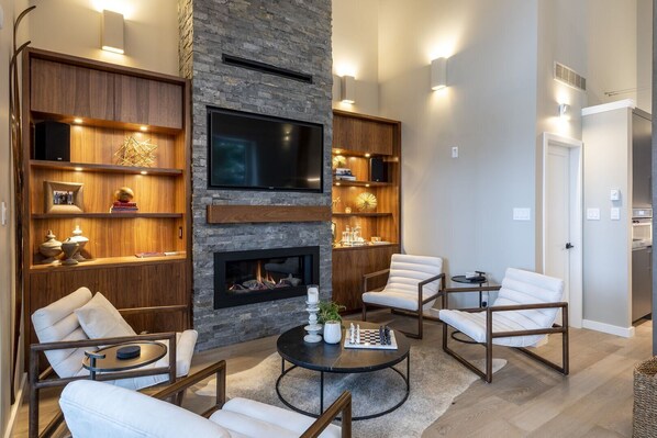 Living area: Gas fireplace, Smart TV