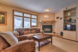 Living Room | Gas Fireplace