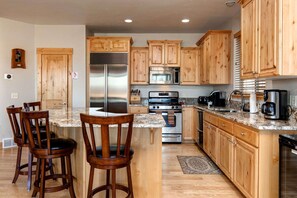 Bear Hollow Village 5639: Modern appliances and ample storage in sleek kitchen design.