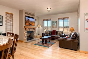 Bear Hollow Village 5639: Cozy retreat with a fireplace, inviting sofa set, and picturesque windows.