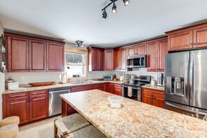 Kitchen | Dining Area | Dishware & Flatware Provided