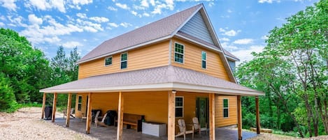 That porch is waiting for a game of washers (they are in the deck box)!