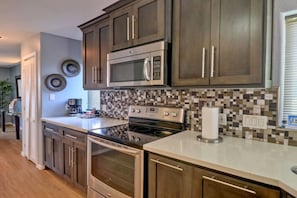 Spacious kitchen counters
