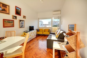 Living room with direct access to the balcony + AirCon & heating
