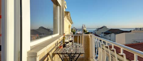 Balcony (6x1 m) with Tejo river view - 2 tables and 5 chairs