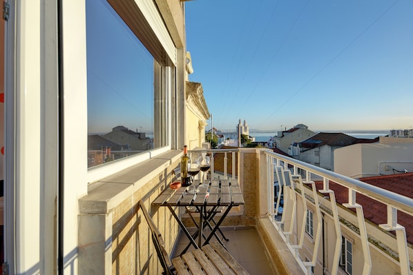 Balcony (6x1 m) with Tejo river view - 2 tables and 5 chairs