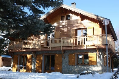 Chalet in wood and stone, redone, 250 metres from the ski lifts.