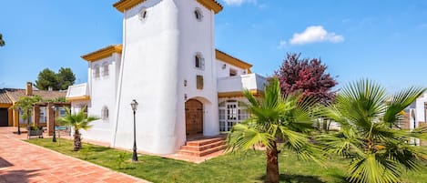 fachada la Torre, desde la zona de aparcamiento coches. 