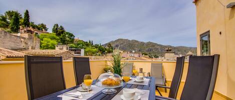 Haus mit Terrasse in der Nähe des Meeres und der Berge auf Mallorca 