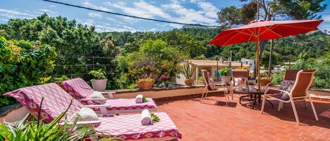 Casa con jardín cerca de la playa. 