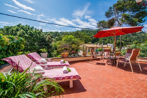 Maison avec jardin près de la plage.