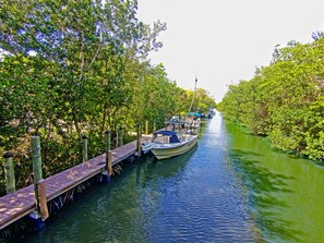 85 ' private dock 1/4 mile east of Gulf Dreams for docking your boat and fishing 