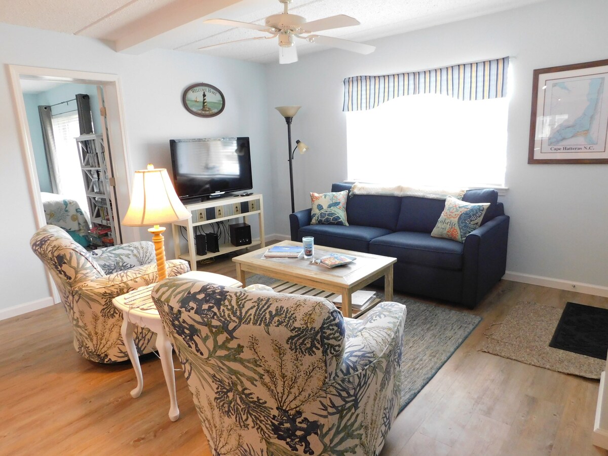 Beautiful and Spacious, 2 bed 2 full bath, pool and jacuzzi, steps to the ocean