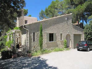 Außenseite Ferienhaus [Sommer]