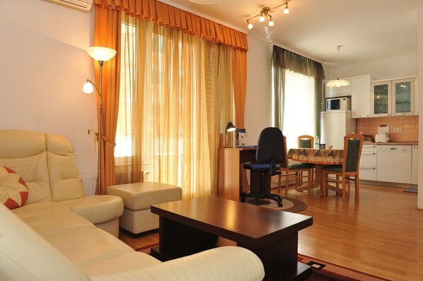 Apartment Anita - living room with sofa bed, fully equipped kitchen, AC, Wi-Fi