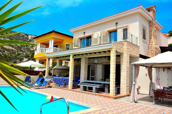 Stunning, newly renovated 3 bedroom villa with fantastic views.