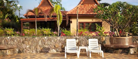 The saltwaterpool with the house in the background.