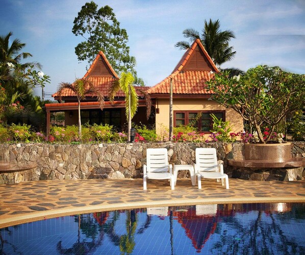 The saltwaterpool with the house in the background.