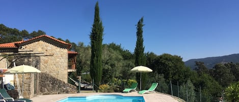 Casa das Oliveiras with its pool and garden