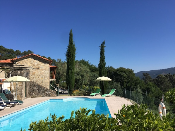 Casa das Oliveiras with its pool and garden