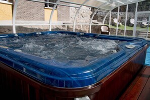 Indoor spa tub