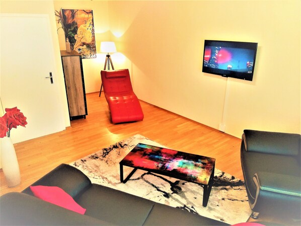 Flatscreen-TV und Relax-Ecke im Wohnzimmer.
