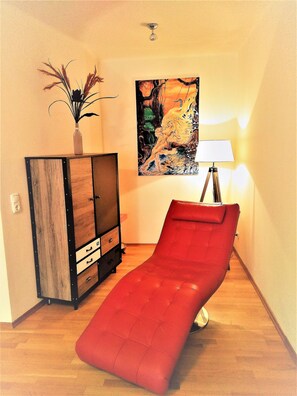Mit Kunst gestaltete Relax-Ecke zum ausruhen, lesen und relaxen...