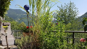 Terrasse mit Kippliege, Blick zum Nachbardorf Spoccia