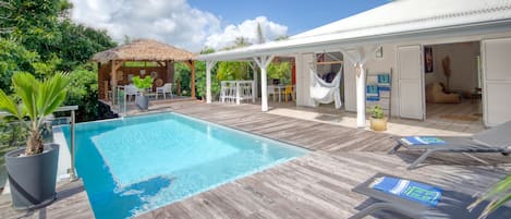 Piscine et carbet pour apprécier un ti-punch après un bon bain