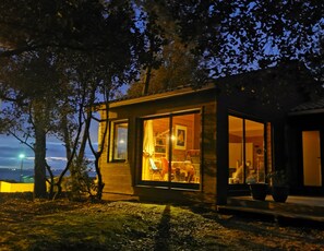 Vue de la maison au coucher du soleil avec dans le fond la mer.