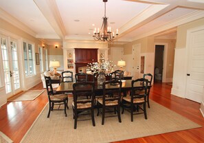 dining area off kitchen
