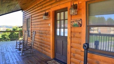 Perfect Location! 1 mile from Parkway 2bd 2ba Sleeps 6