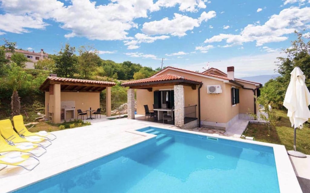 Panorama Ferienhaus mit Pool und eingezäuntem Garten. Ideal für Urlaub