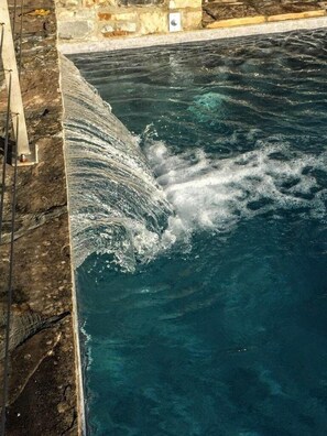 Pool cascade
