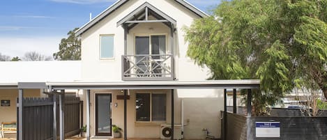 WinenWaves is a centrally located townhouse in Margaret River.